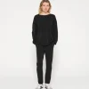 cropped jogger scuba